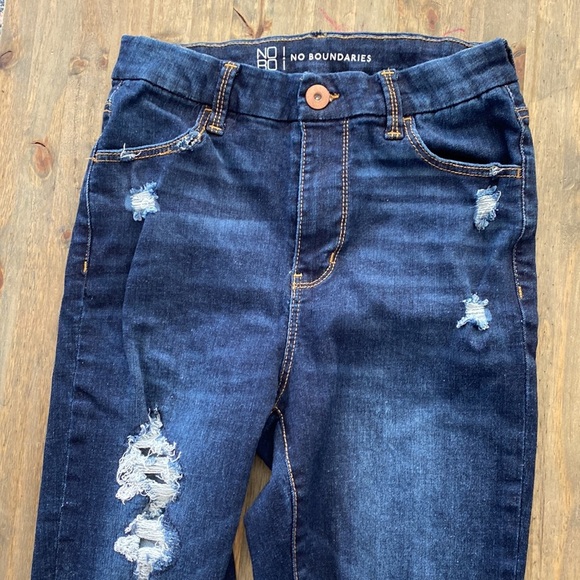 No Boundaries skinny Jean with distressing size 7. J108 - Picture 2 of 8